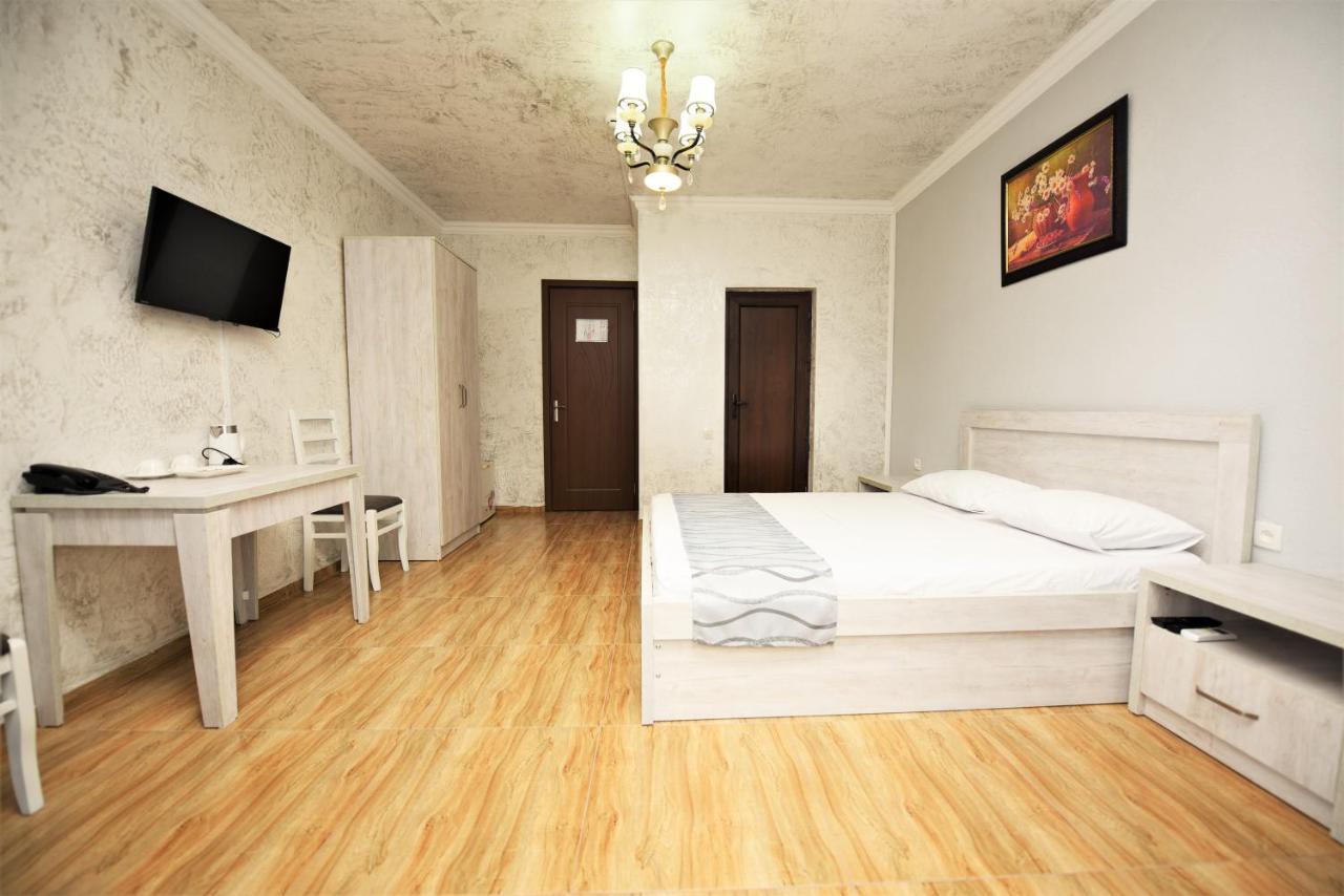 Kazbegi Hotel บาทูมิ ภายนอก รูปภาพ